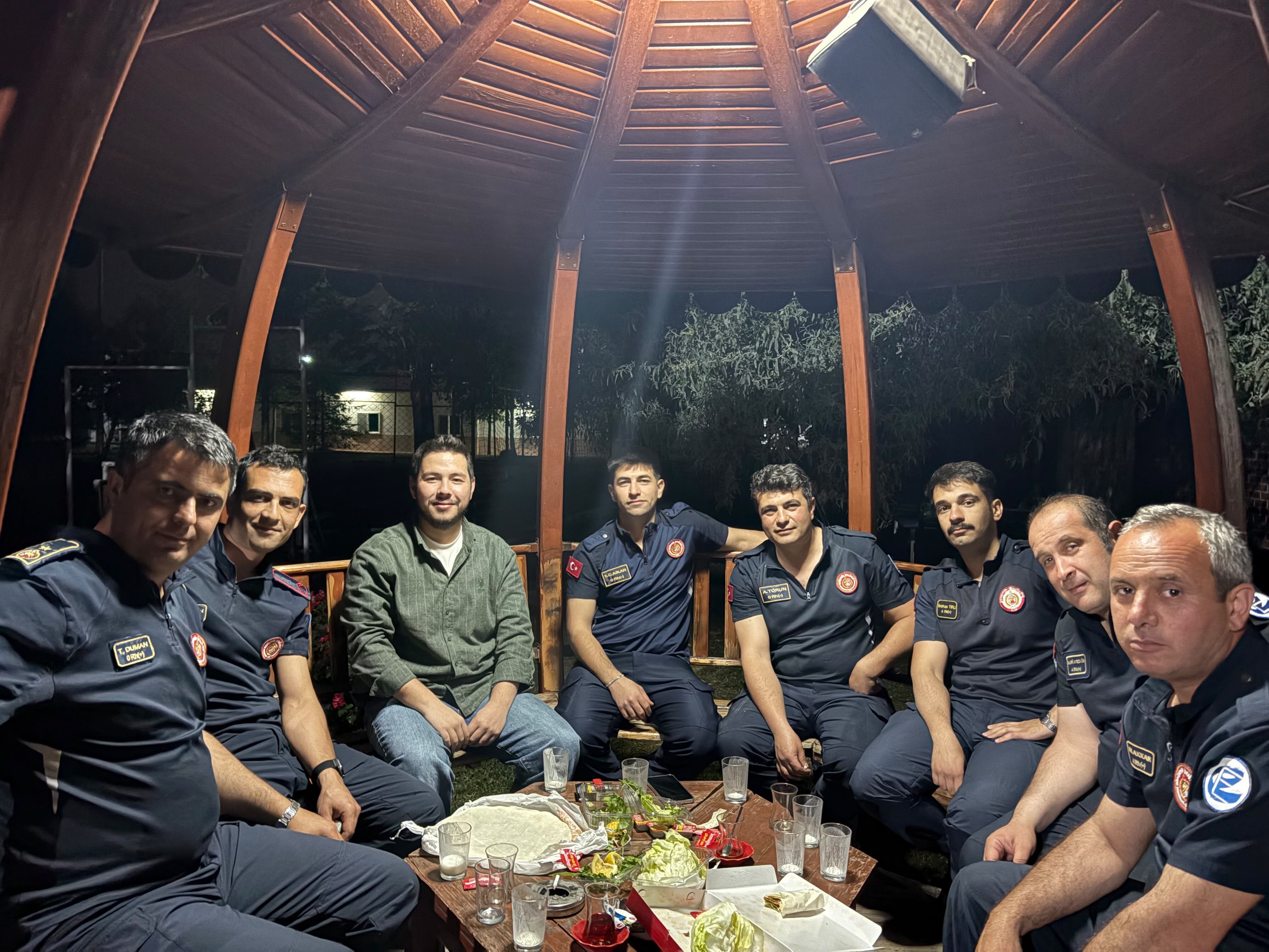 3 yavru kediyi kurtardı