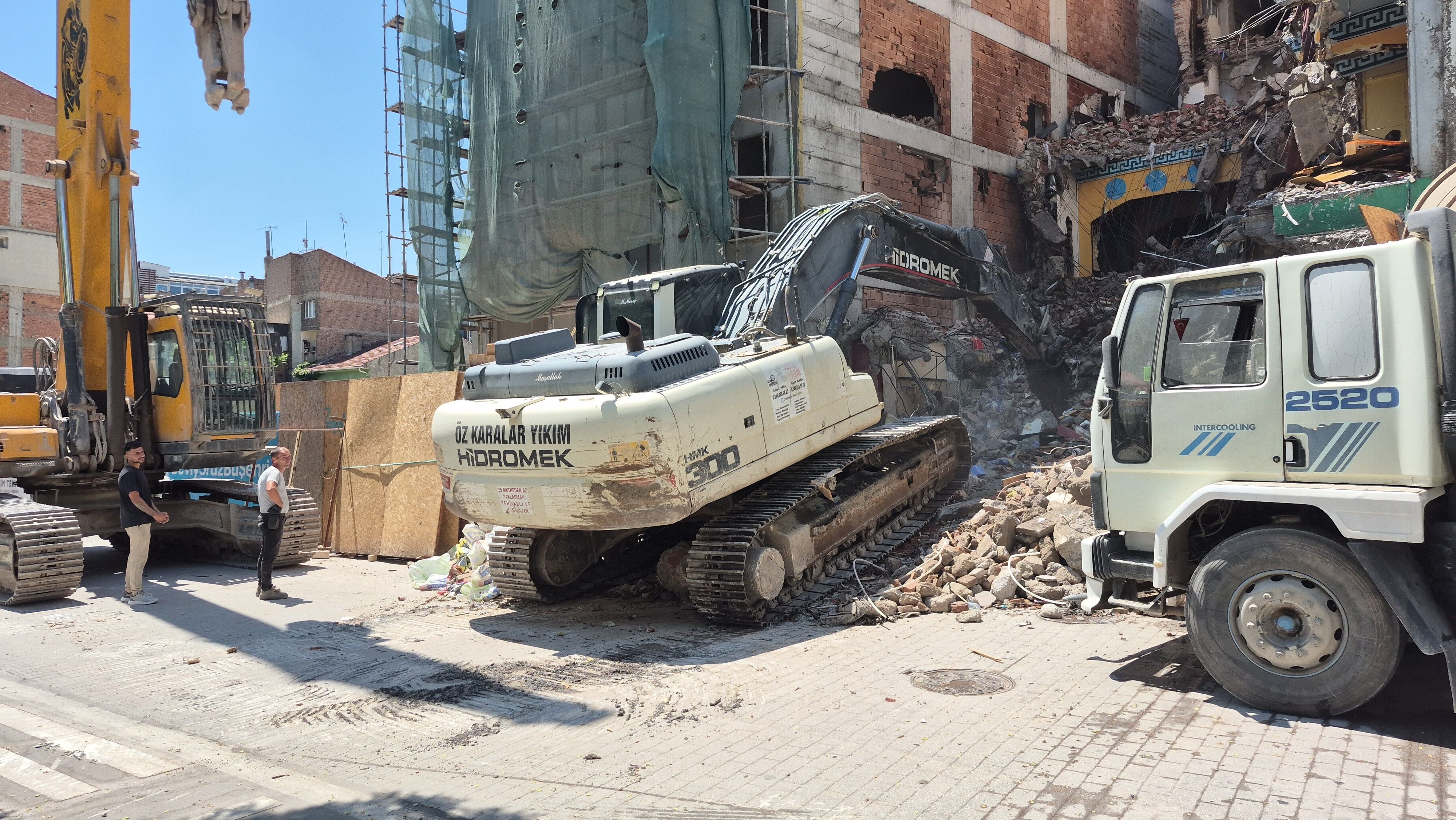 Yıkım çalışmaları