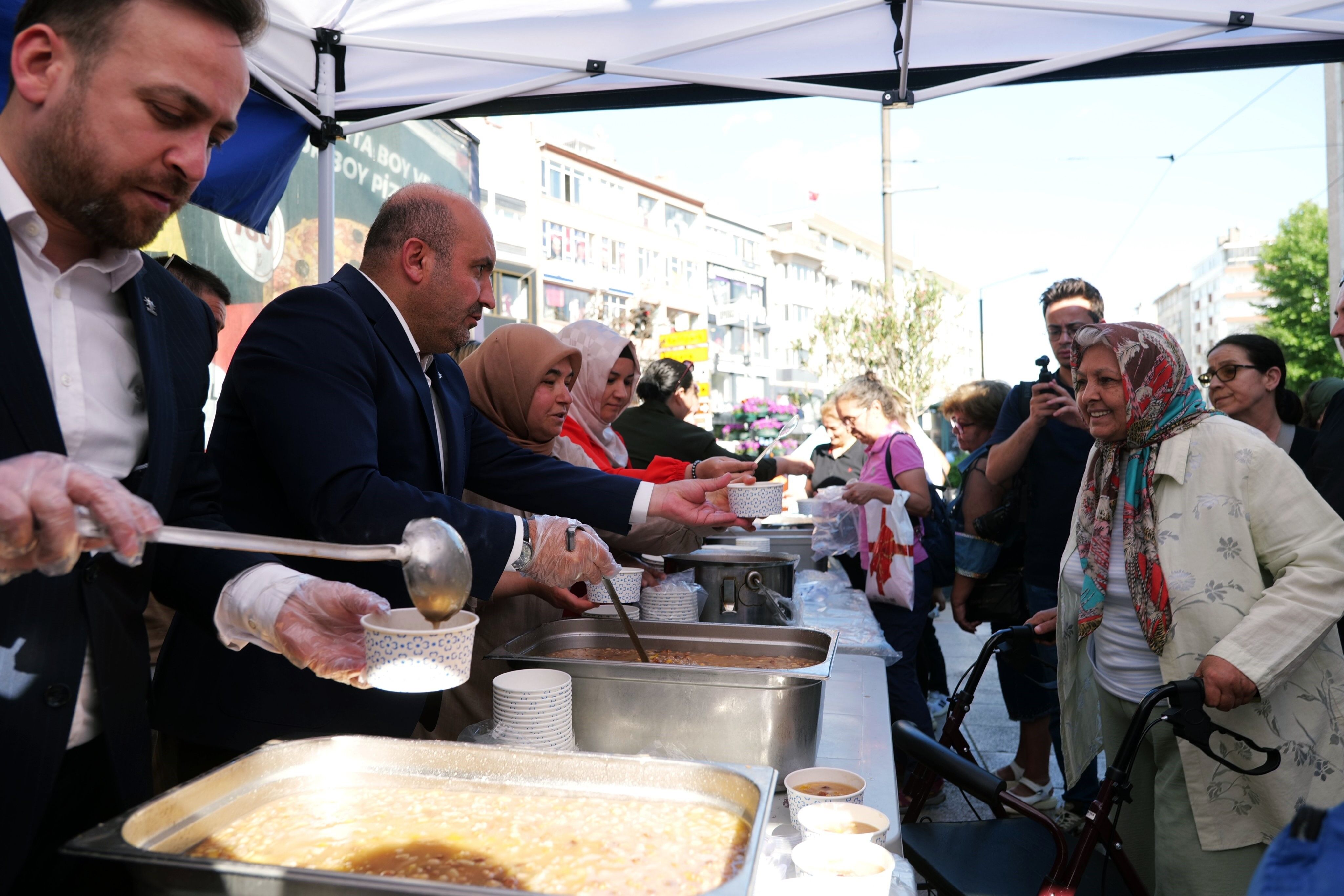 Aşure İkramı