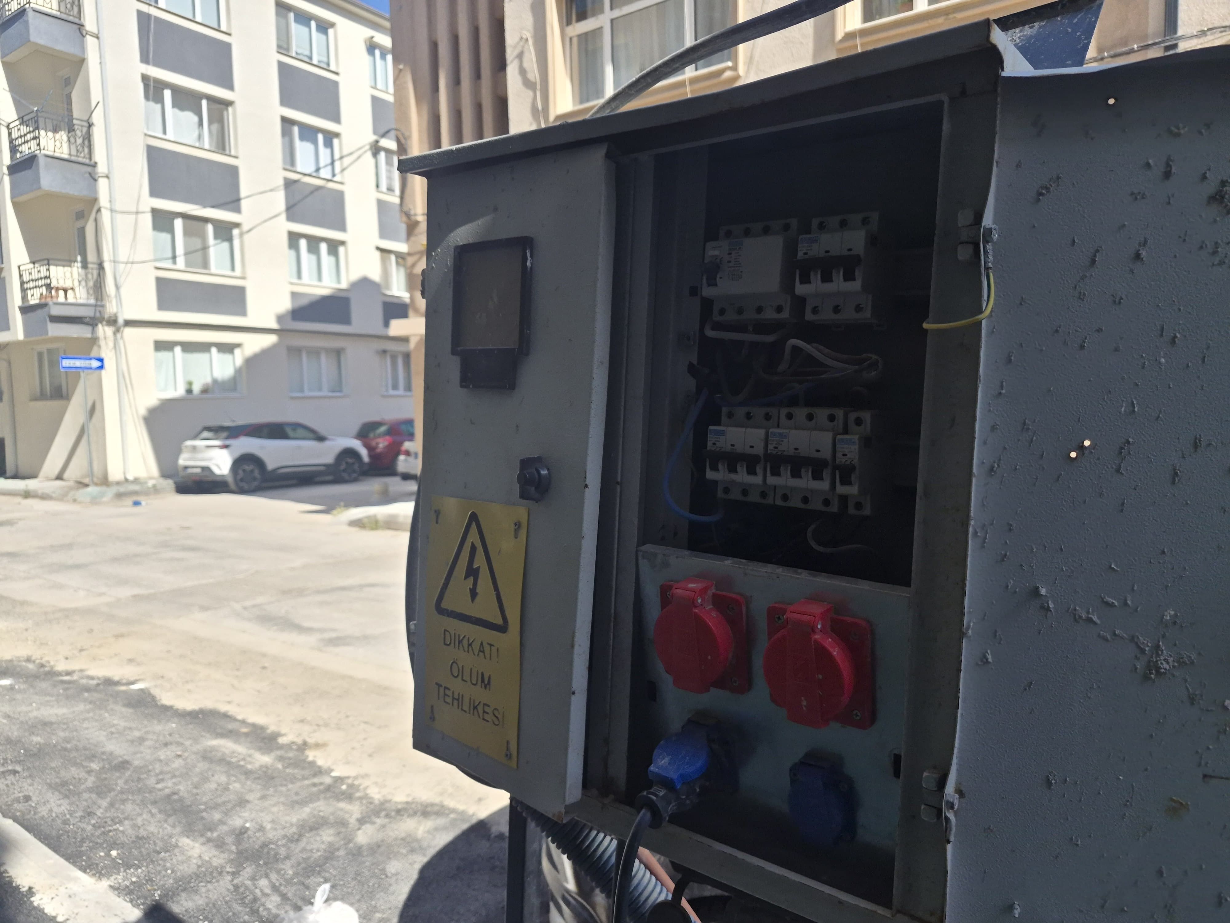 Açık Elektrik Panosu