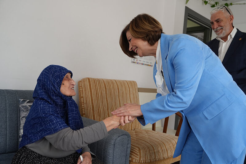 Başkan Ayşe Ünlüce’den 93 Yaşindaki̇ Fadi̇me Teyzeye Anlamli Zi̇yaret (2)