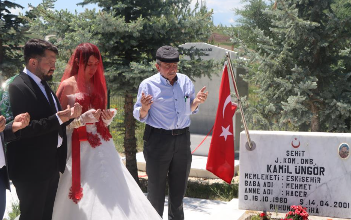 Şehit Amcasını Unutmadı