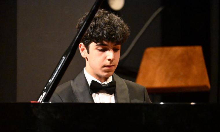 Genç Piyanist Deniz Mısdılıoğlu