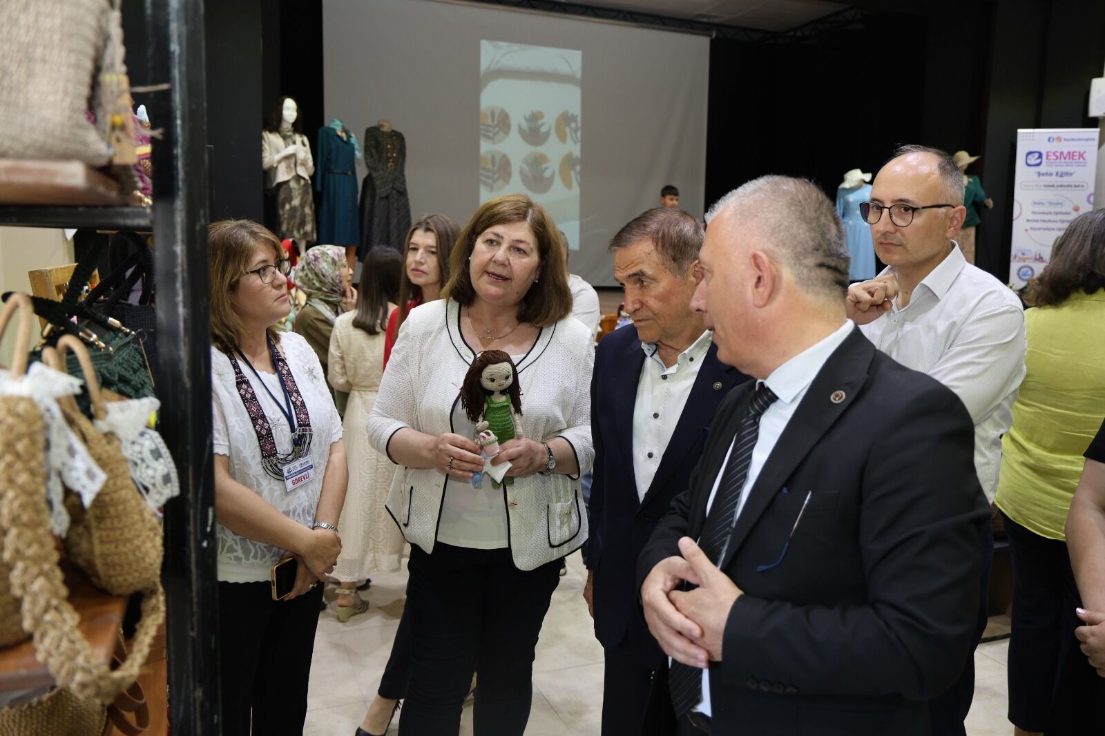 Esmek'i̇n Yansimalar Sergi̇si̇ Kirsal İlçelerde Sanatseverlerle Buluşuyor Çi̇fteler (4)