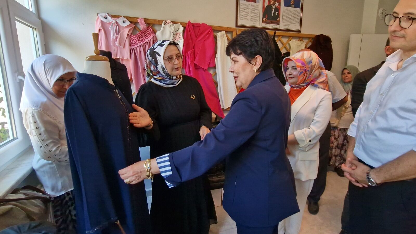 Esmek'i̇n Yansimalar Sergi̇si̇ Kirsal İlçelerde Sanatseverlerle Buluşuyor Saricakaya (20)