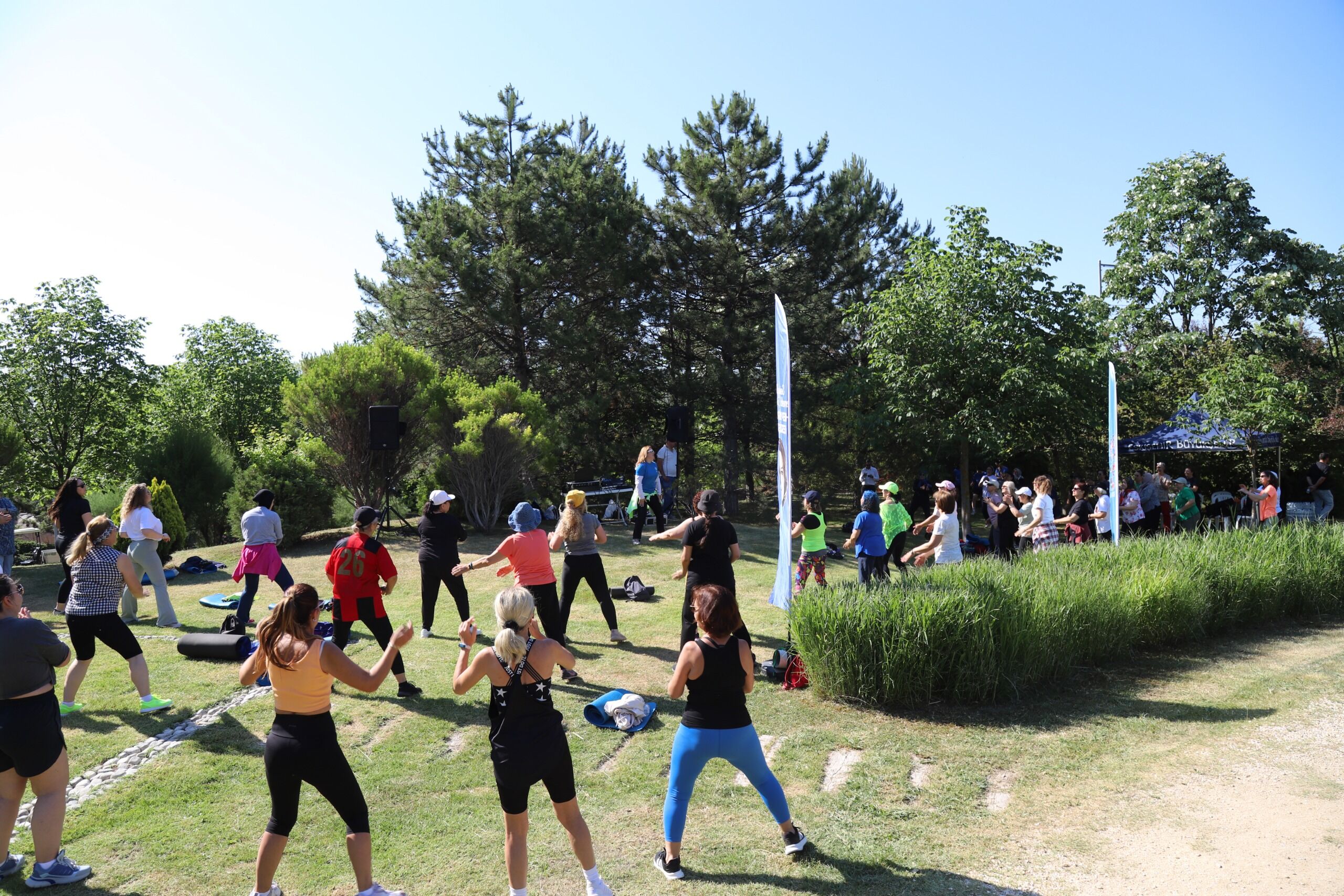 Sağlikli Yaşam İçi̇n Parklarda Spor Keyfi̇ Sürüyor (12)