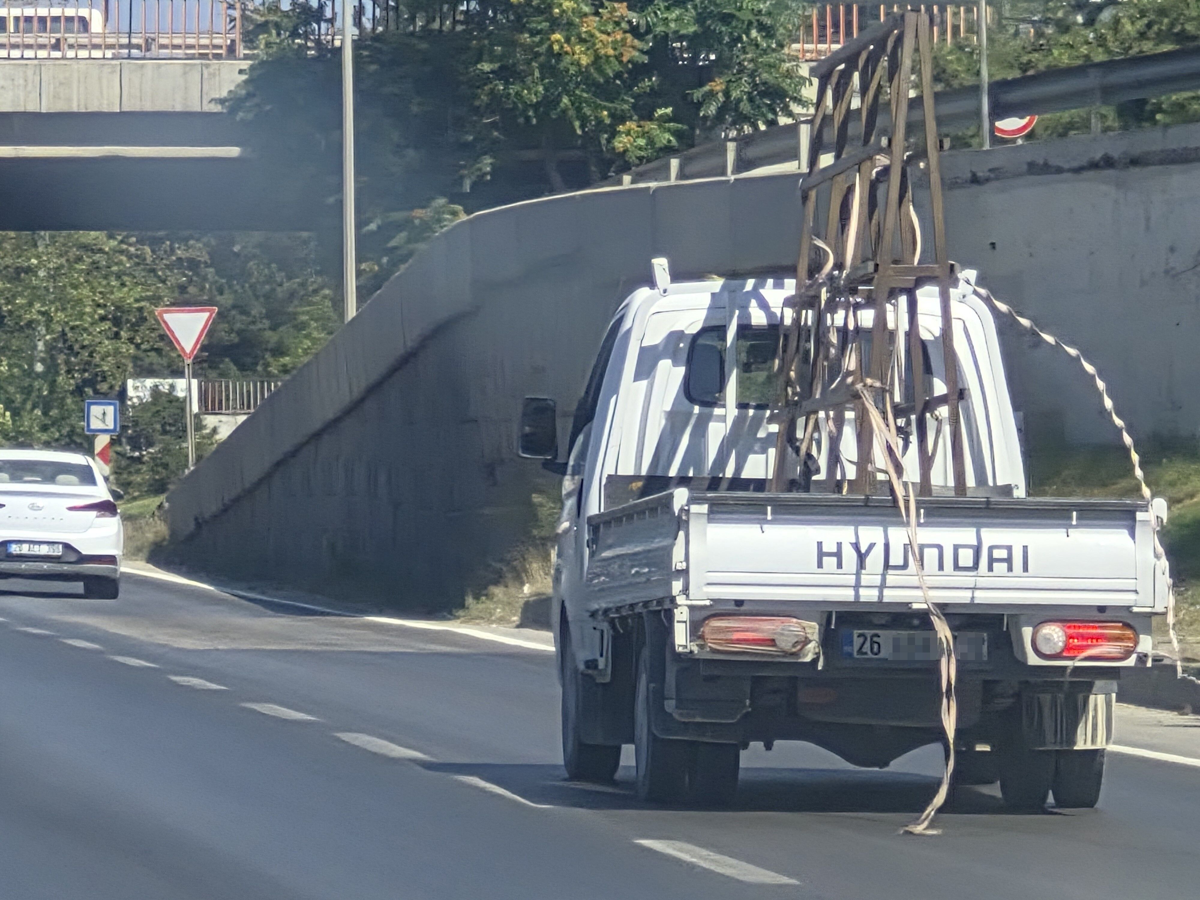 Kamyondan sarkan şeritler