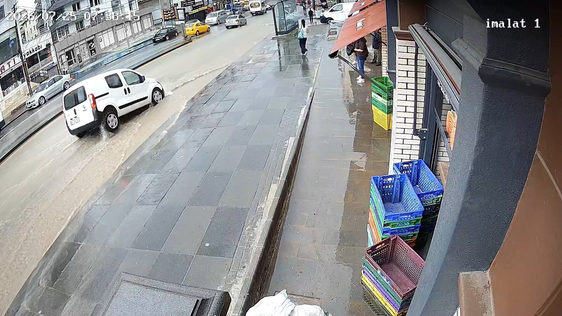 Çöken Yola Araba Düştü