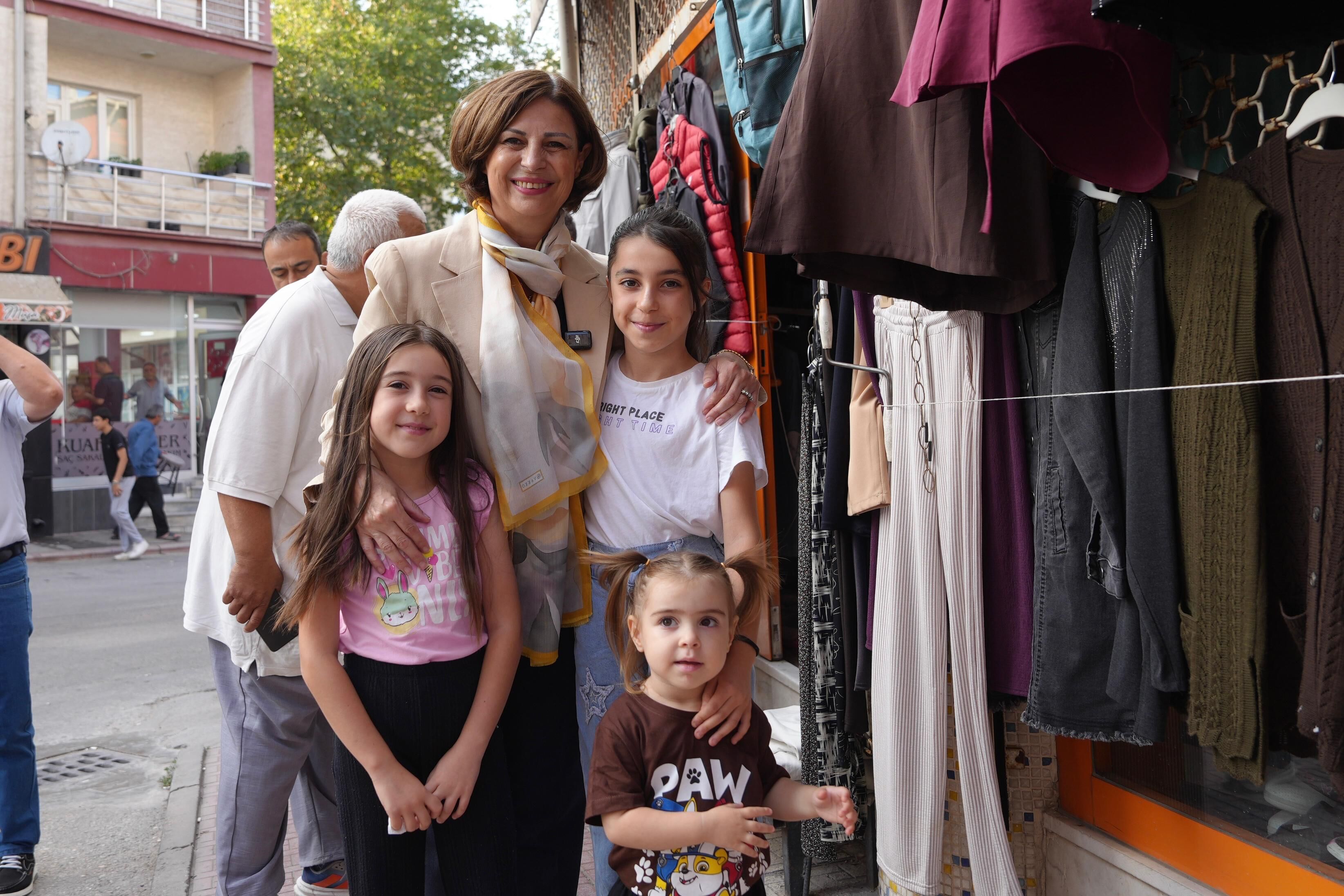 Başkan Ünlüce Emek Mahallesi̇’nde Esnaf Ve Vatandaşlarla Buluştu