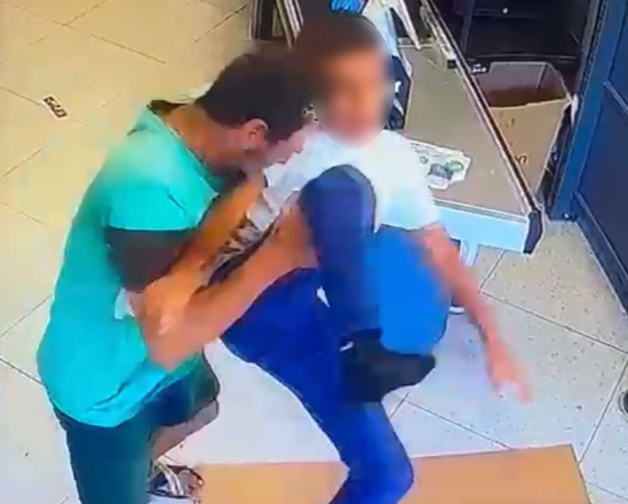 Mersinde çocuğu markette dövdü