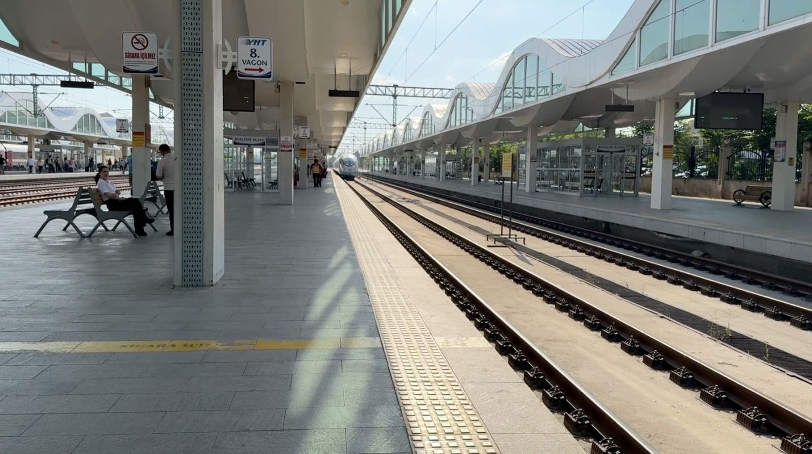 Eskişehir Tren Garı’nda Kadın Yolcunun Ayağı Sıkıştı