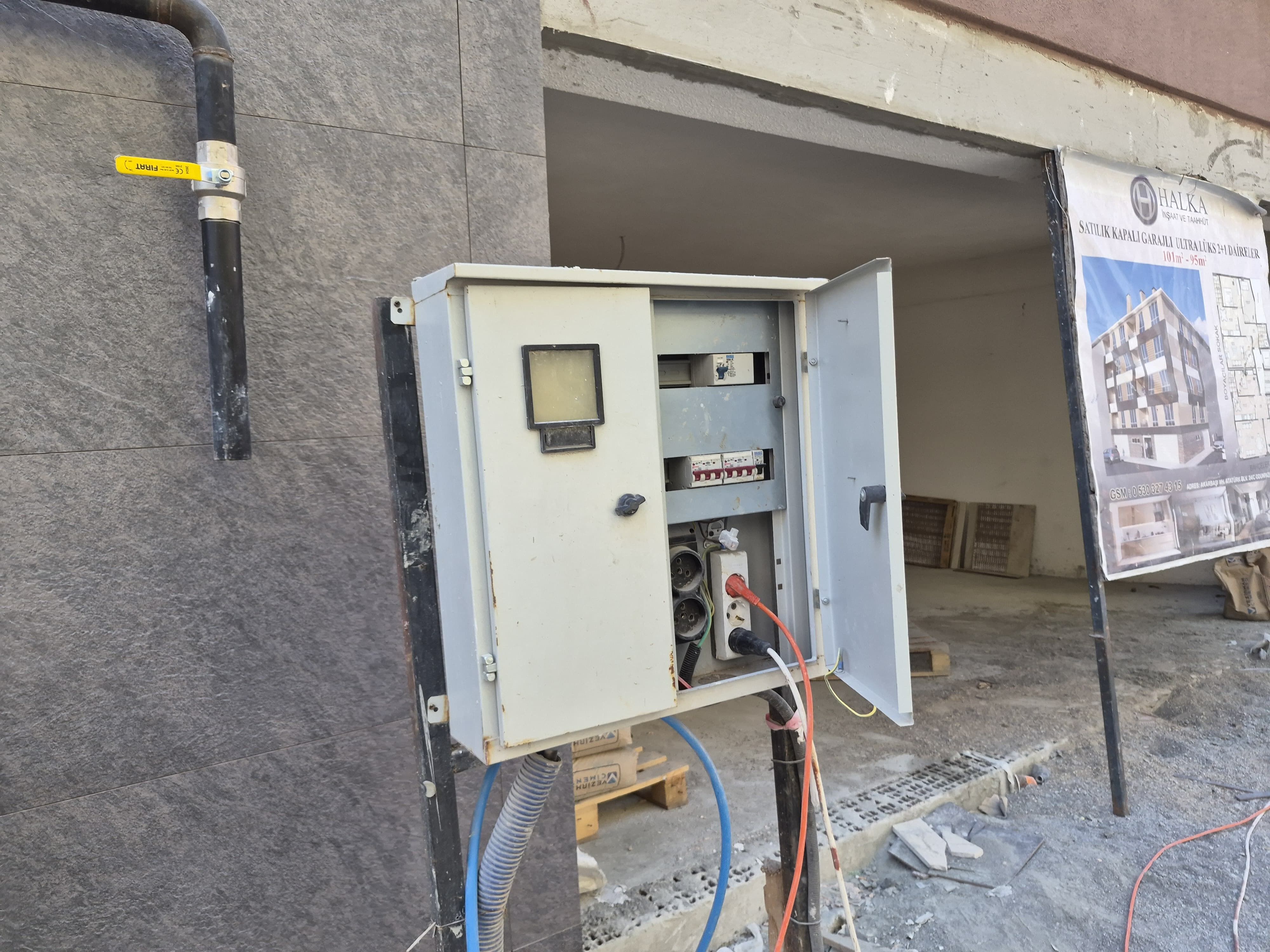 Eskişehir’de Açık Elektrik Panosu Tehlike Saçıyor
