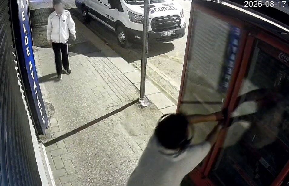 Kilitli Dolabı Açmaya Çalıştı