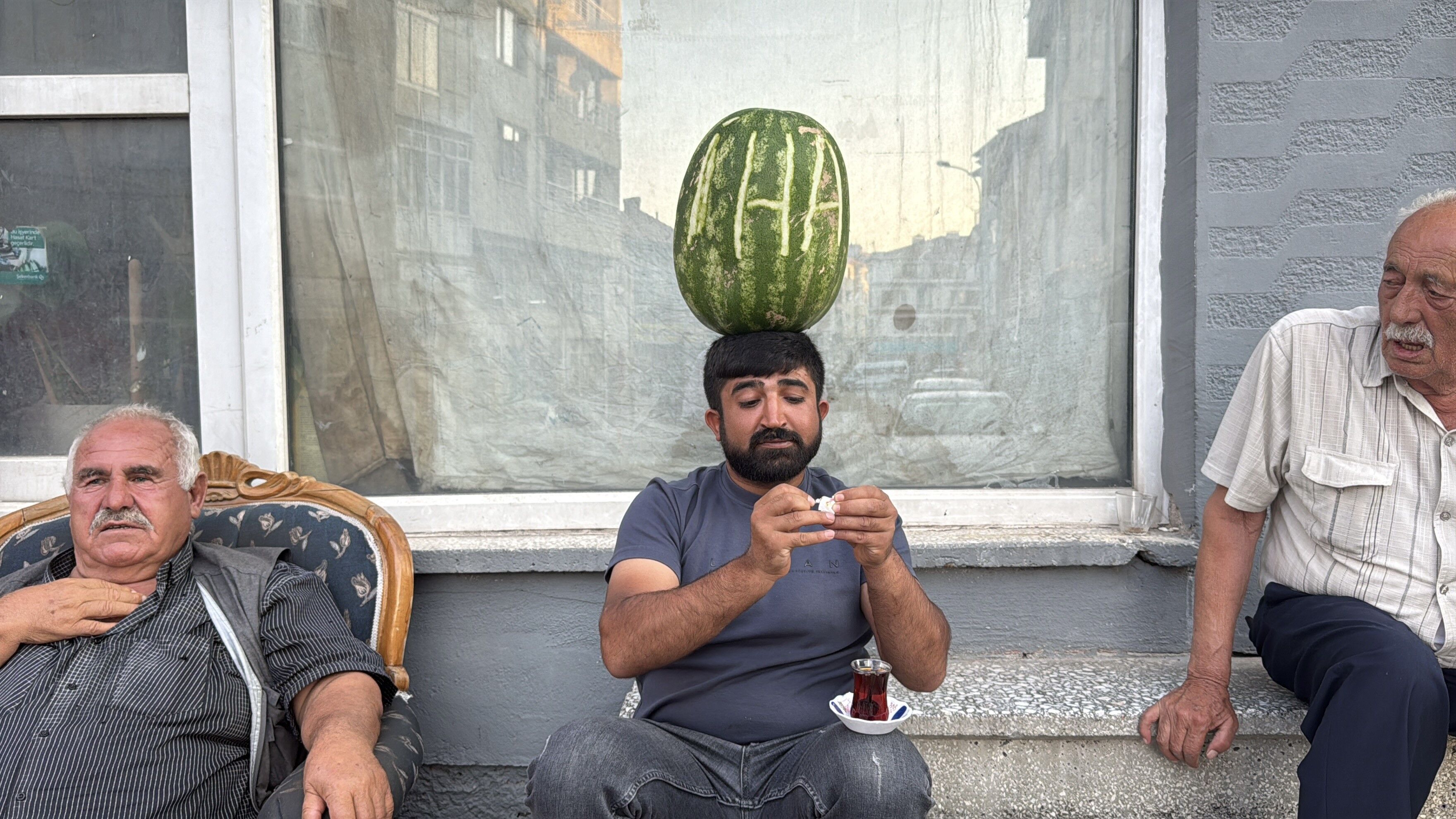 Karpuzla Şov Yapıyor