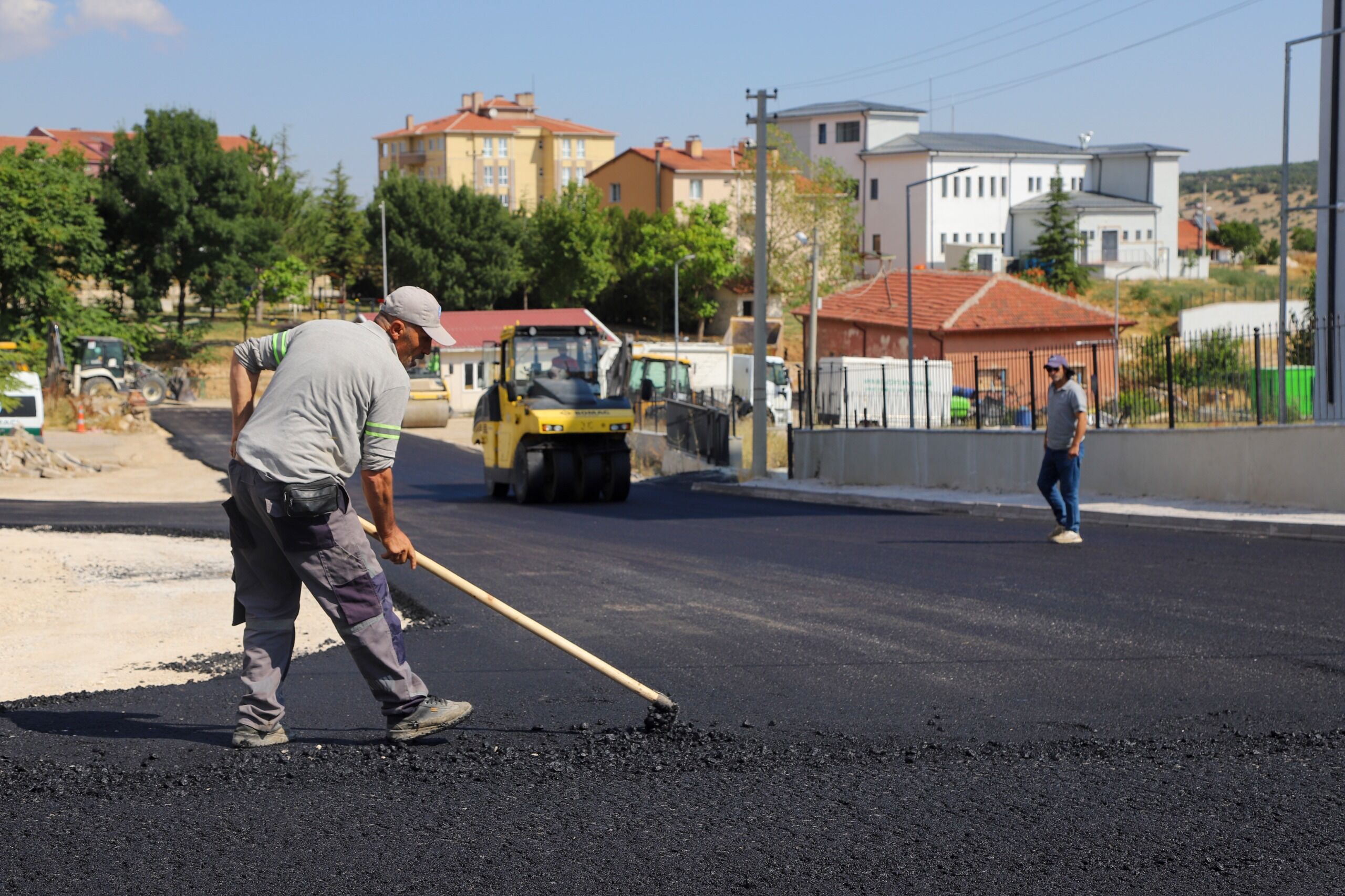 Büyükşehi̇r Beledi̇yesi̇ Han İlçesi̇nde Yol Çalişmalarini Tamamladi