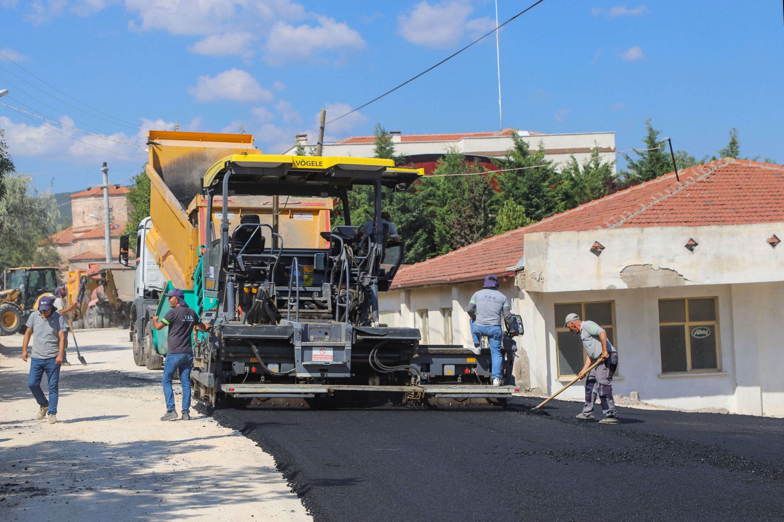 Büyükşehi̇r Beledi̇yesi̇ Han İlçesi̇nde Yol Çalişmalarini Tamamladi