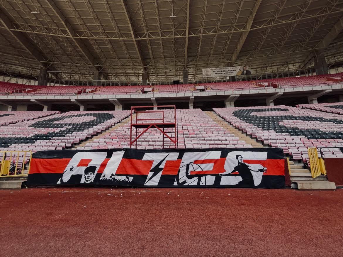 Altes Tribünü