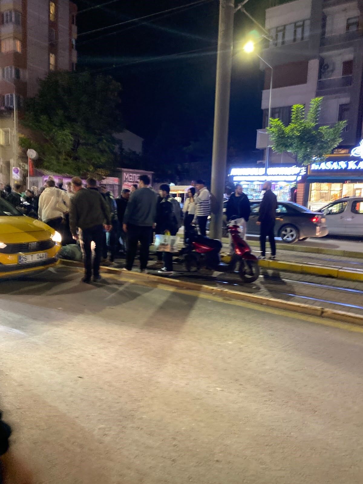 Üniversite Caddesi'nde Feci Kaza: Motosikletin Çarptığı Yaya Yaşam Savaşı Veriyor!