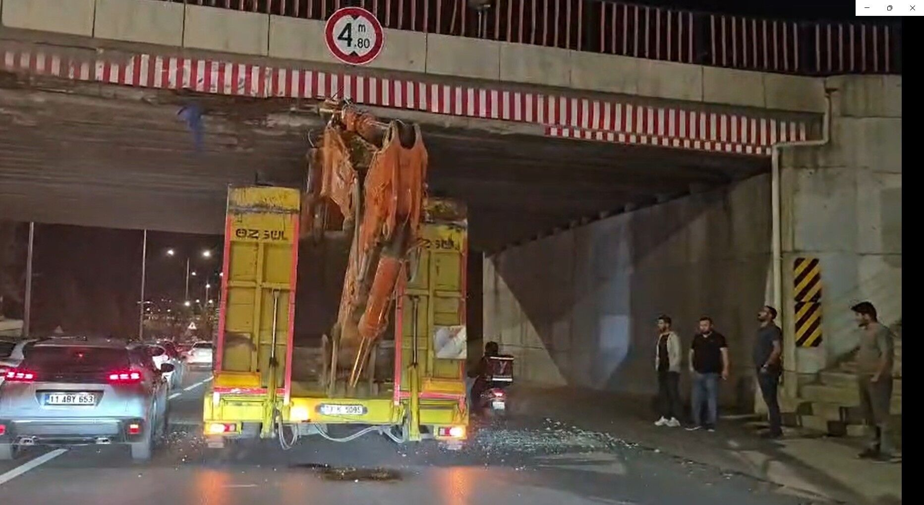 tır üst geçide sıkıştı
