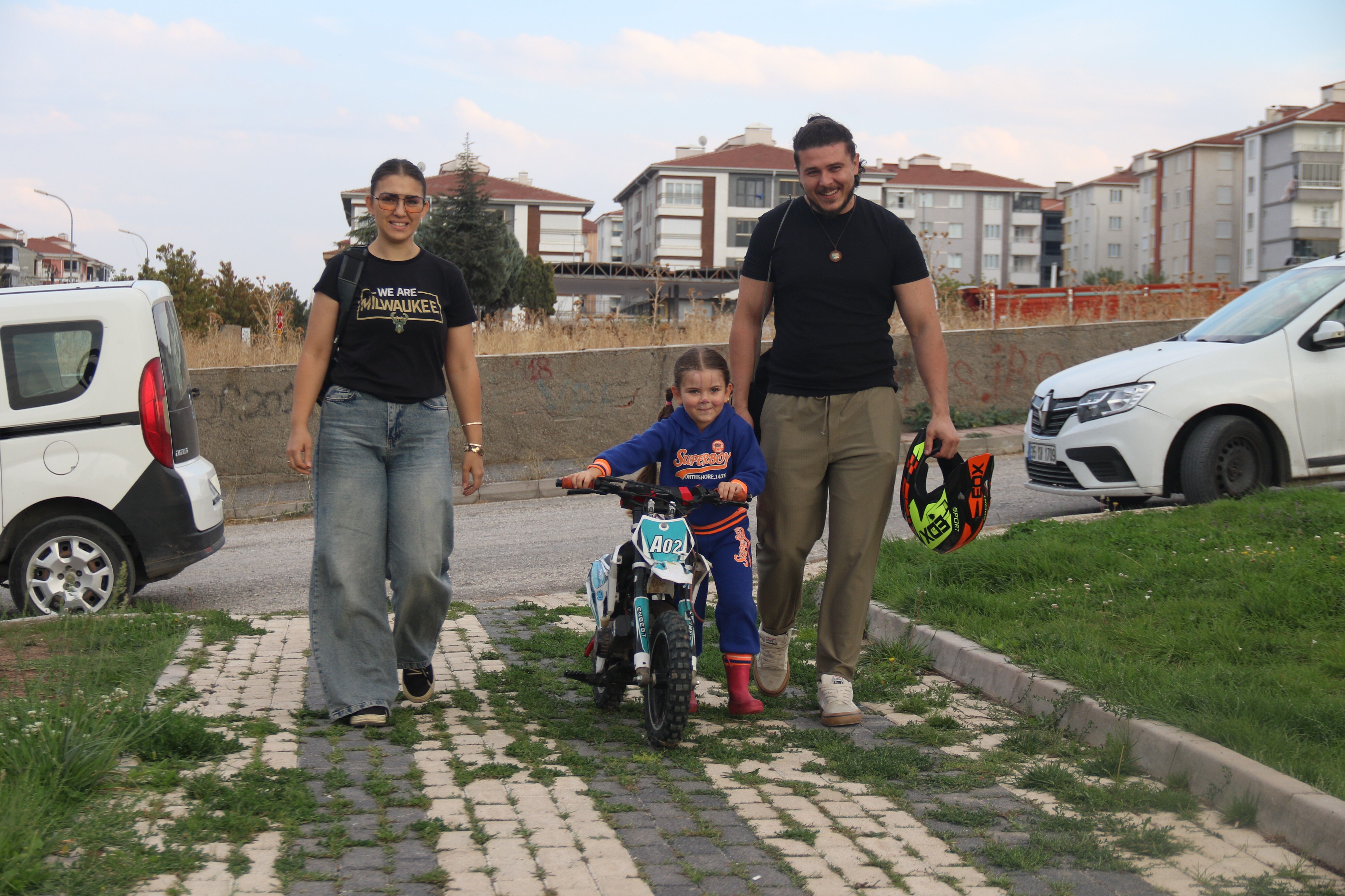 motosiklet kullanan küçük kız