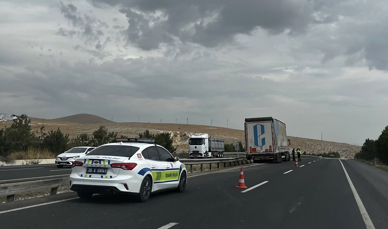 Eskişehir-Ankara Karayolunda Tır Bariyerlere Çarptı: Yaralı Yok