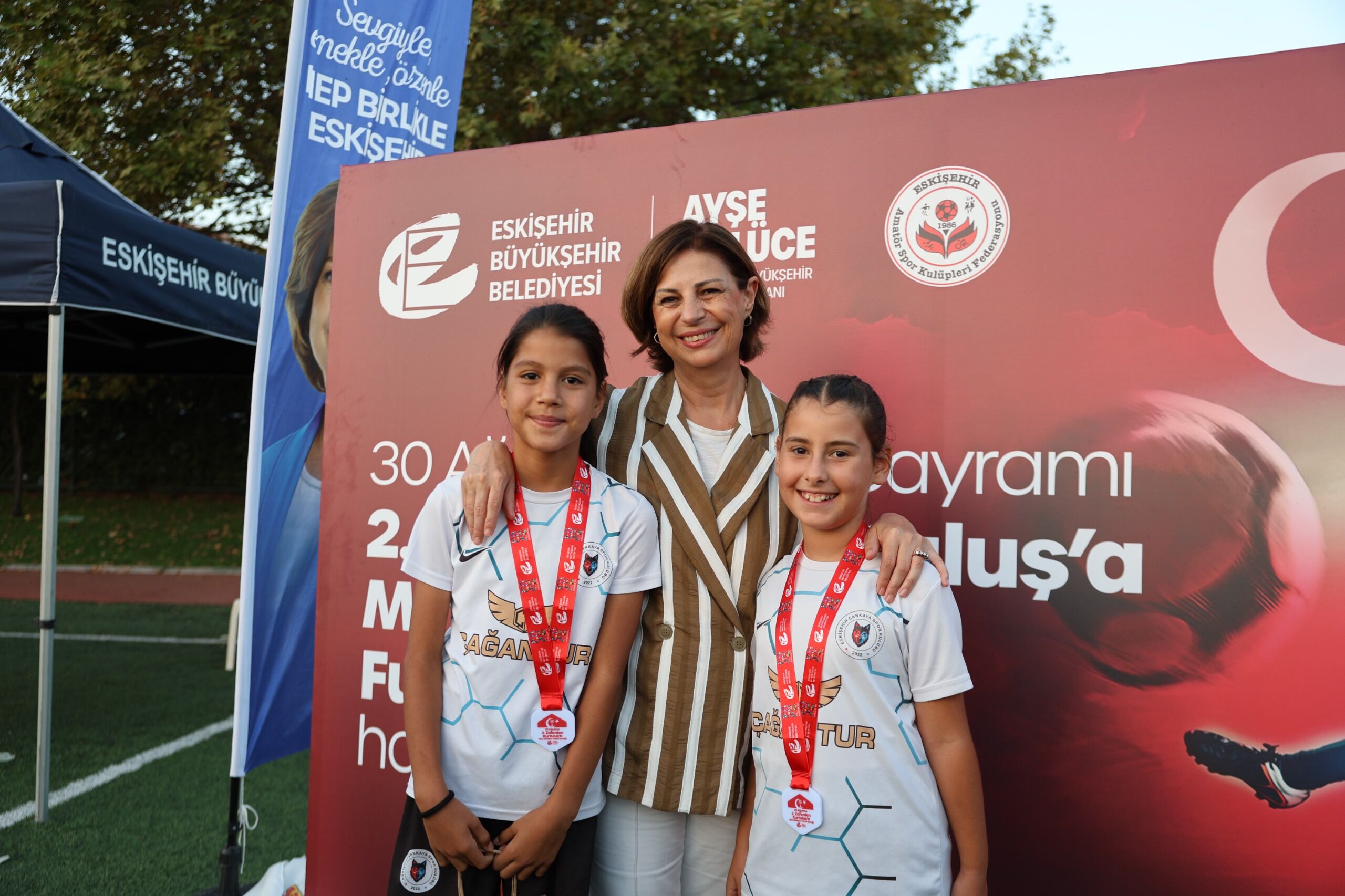 Başkan Ünlüce Mi̇ni̇k Kramponlarin Zafer Coşkusuna Ortak Oldu