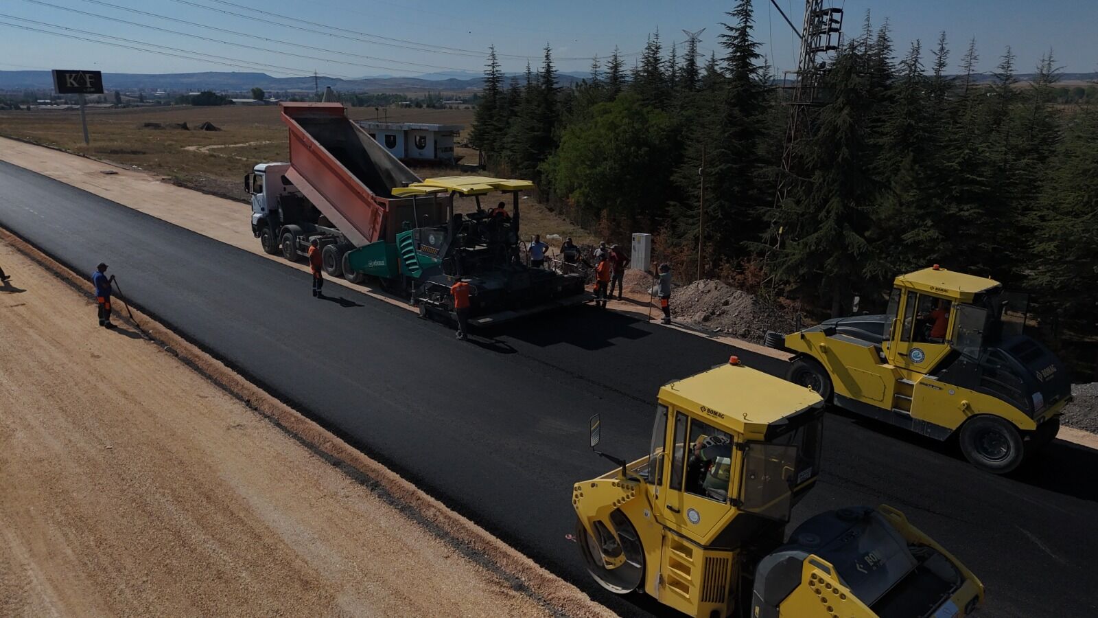 Büyükşehi̇r Eki̇pleri̇nden 100. Yil Bulvari’nda Asfalt Çalişması
