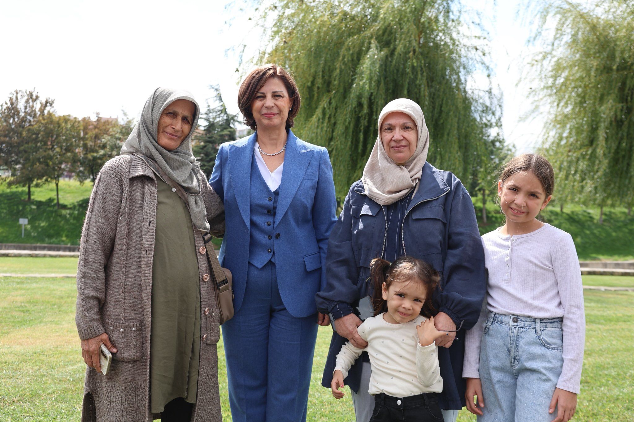 Başkan Ünlüce Sakarıkaracaörenli kadınlarla