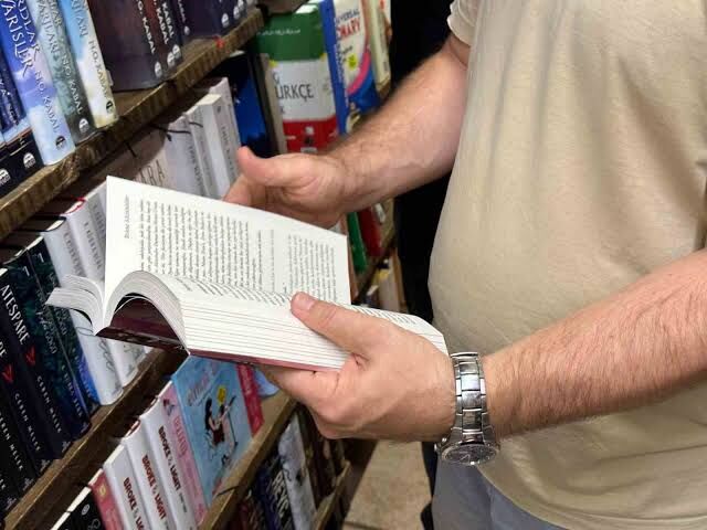 Kitap Okuyana Para Ödülü Veriliyor