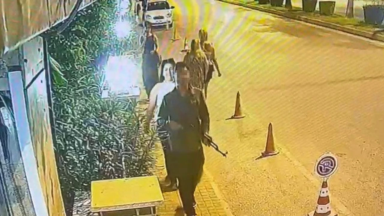Oyuncak Tufekle Sokakta Dolasinca Gozaltina Alindi