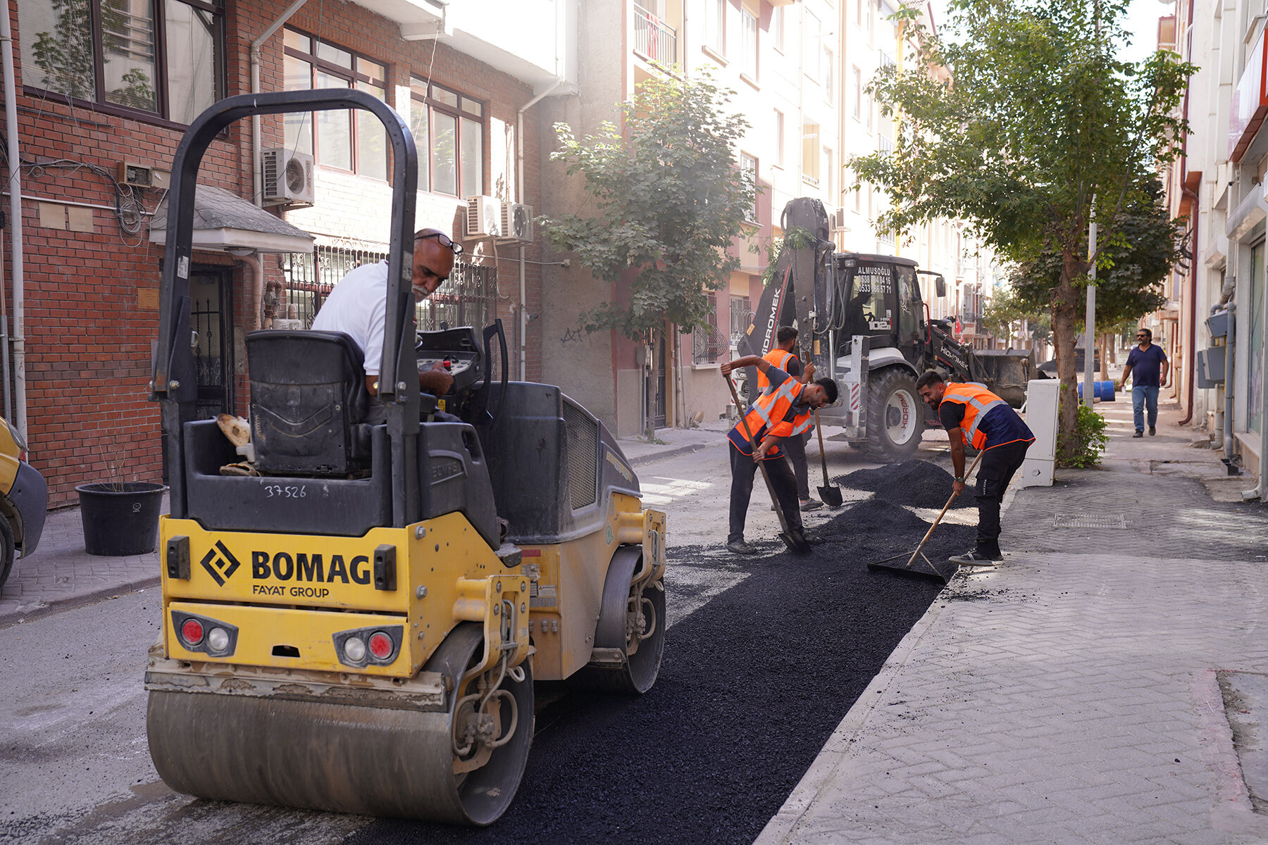 Tepebaşı’nda Yol ve Kaldırım Çalışmaları Devam Ediyor