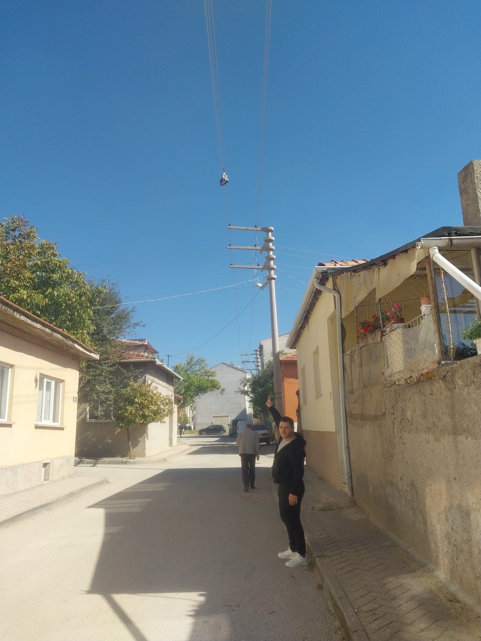 elektrik telinde duran botlar mahalleliyi endişelendiriyor