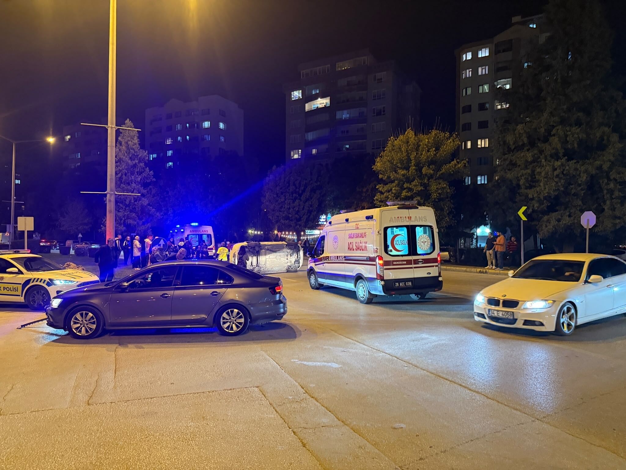 Atatürk Bulvarı’nda feci kaza: Çarpışan otomobil yan yattı, yaralılar var!