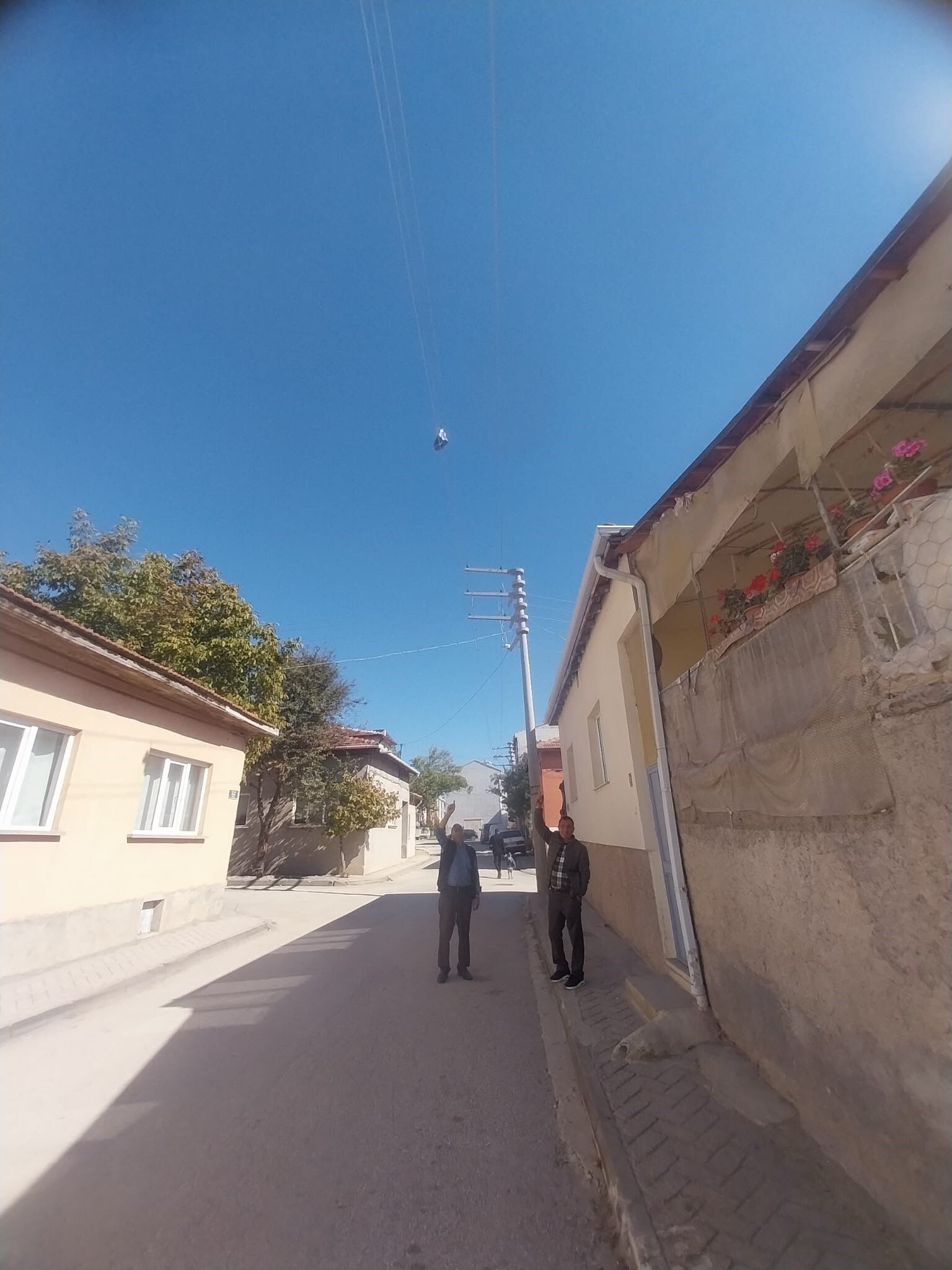 5 yıldır elektrik telinde duran botlar mahalleliyi endişelendiriyor!