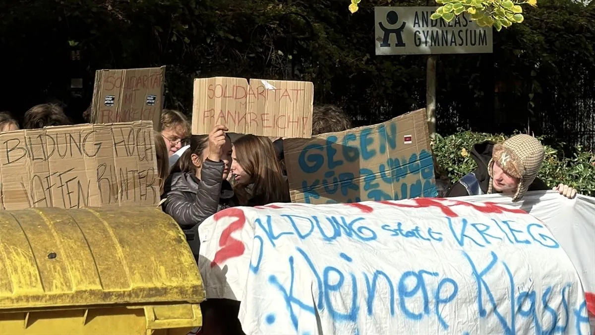 Berlin’de Üç Okulun Önünde Öğrenci Gösterisi Düzenlendi (2)