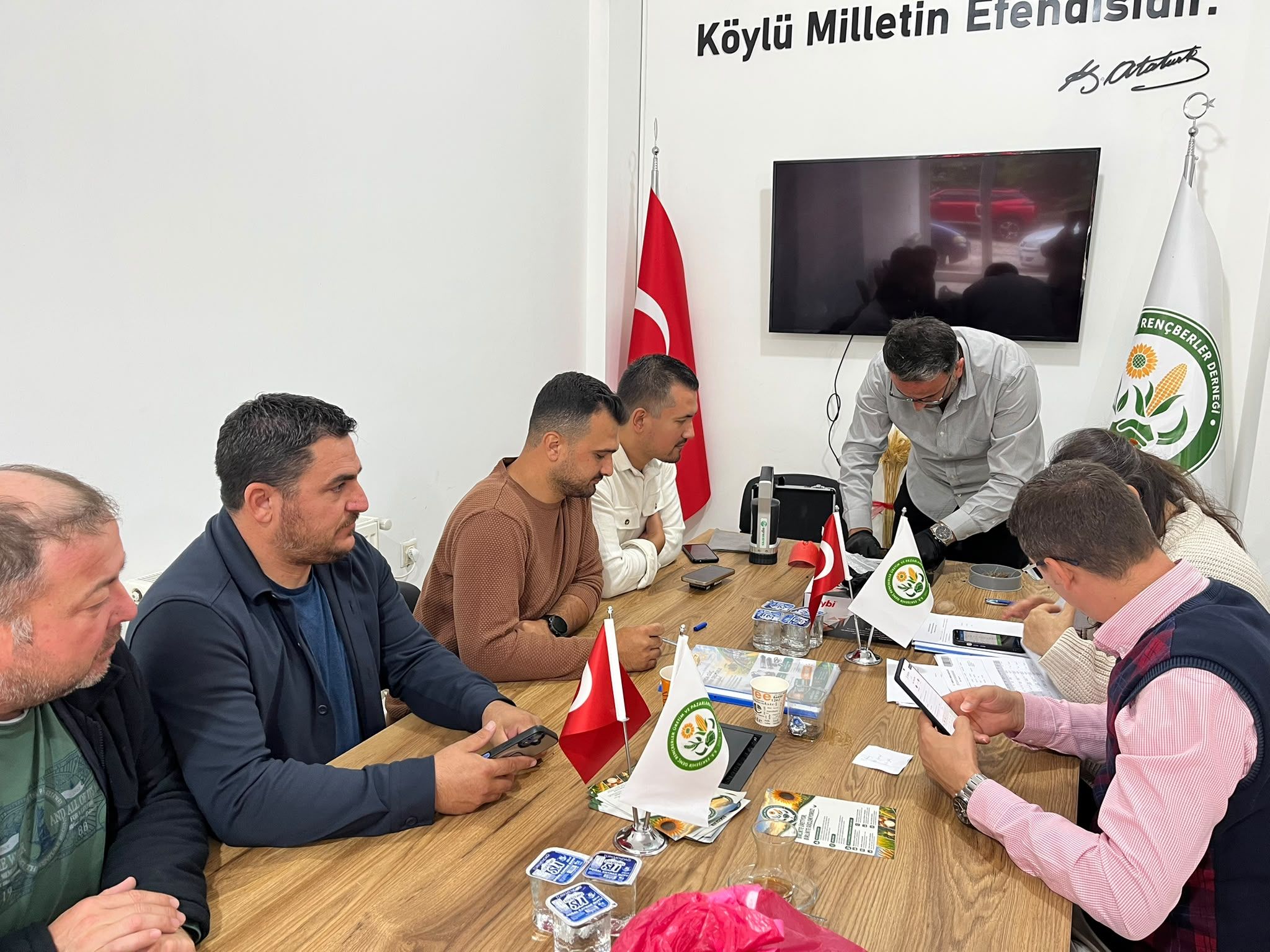 Büyükşehi̇rden Üreti̇ci̇lere Ücretsi̇z Toprak Anali̇zi̇