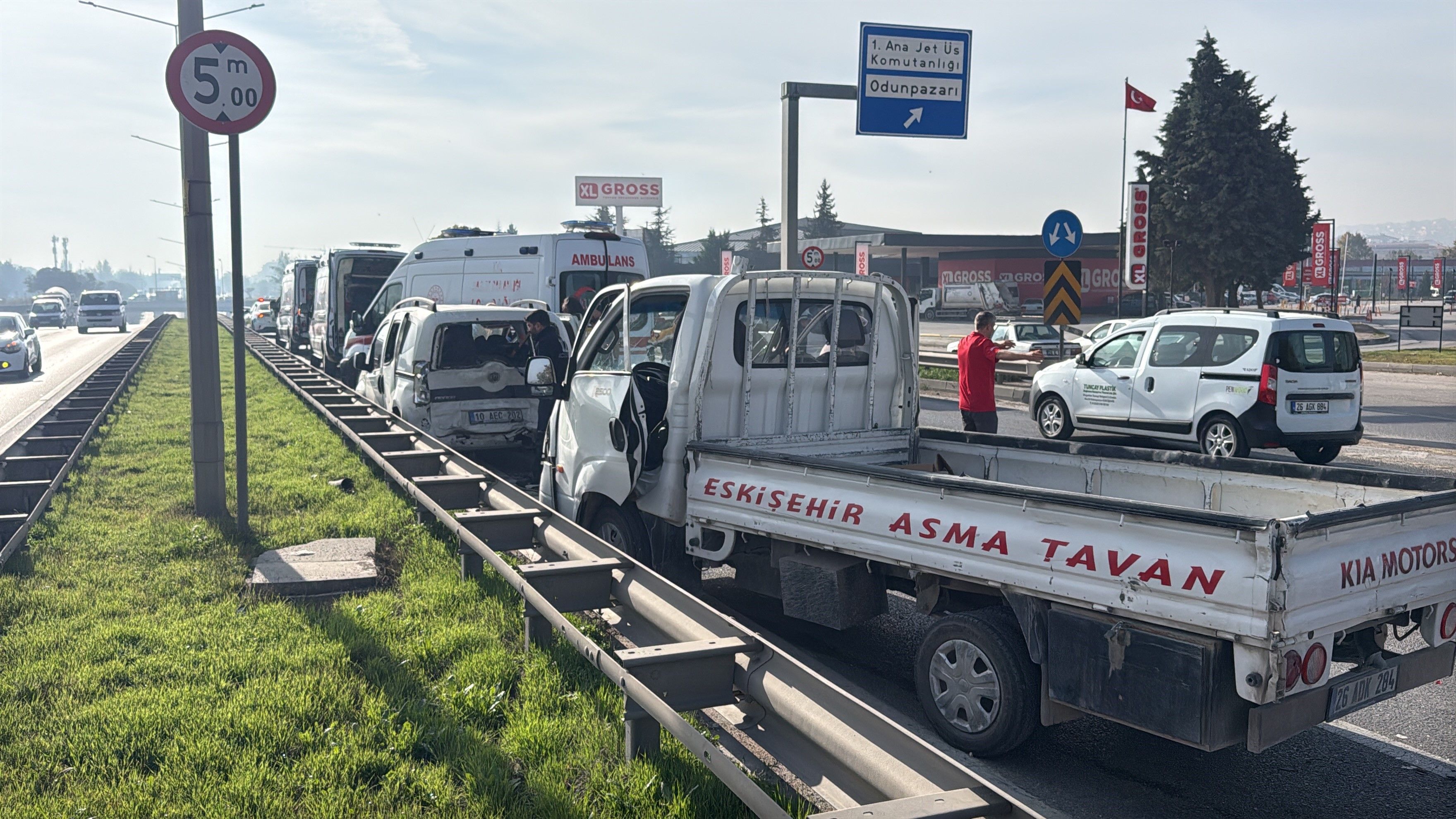 Eskişehir Çevre Yolunda Zincirleme Kaza Gibi Çarpışma: 4'ü Çocuk 7 Kişi Yaralandı!
