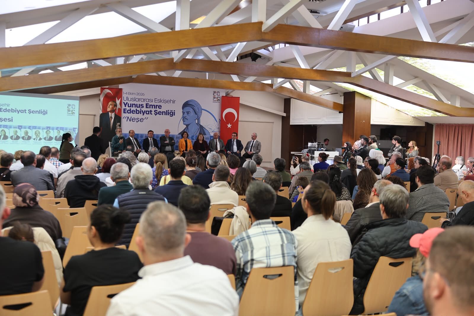 Eski̇şehi̇r’i̇n Neşe’si̇ Uluslararasi Eski̇şehi̇r Yunus Emre Edebi̇yat Şenli̇ği̇ Oldu