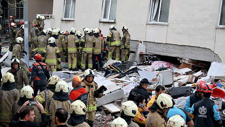 Maltepe'de 7 Katlı Bina Çöktü: Enkazdan 10 Kişi Kurtarıldı, Kaçak Kat Skandalı Ortaya Çıktı!