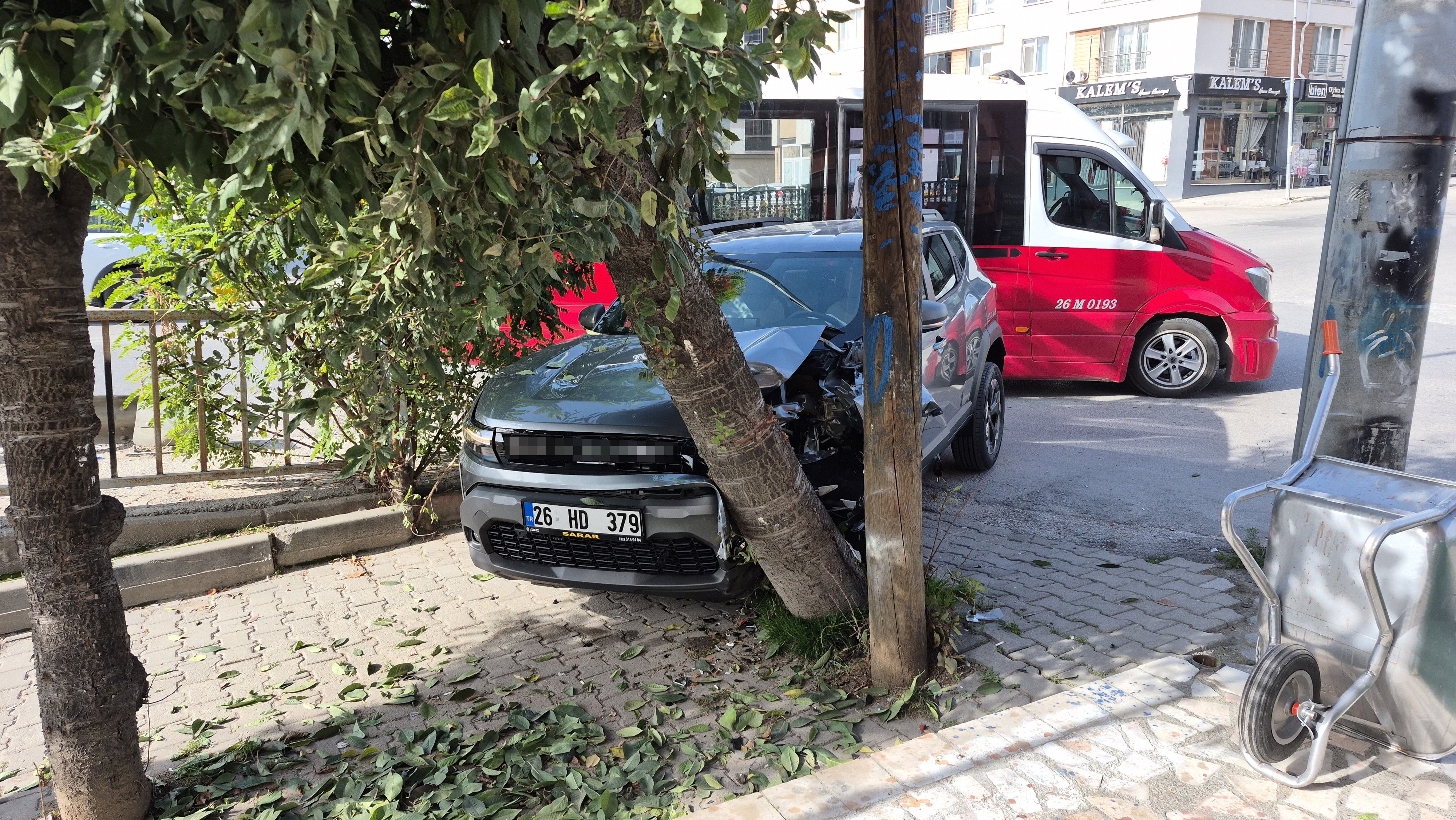 Kontrolden Çıkan Otomobil Dolmuşa Çarpıp Ağaca Savruldu!
