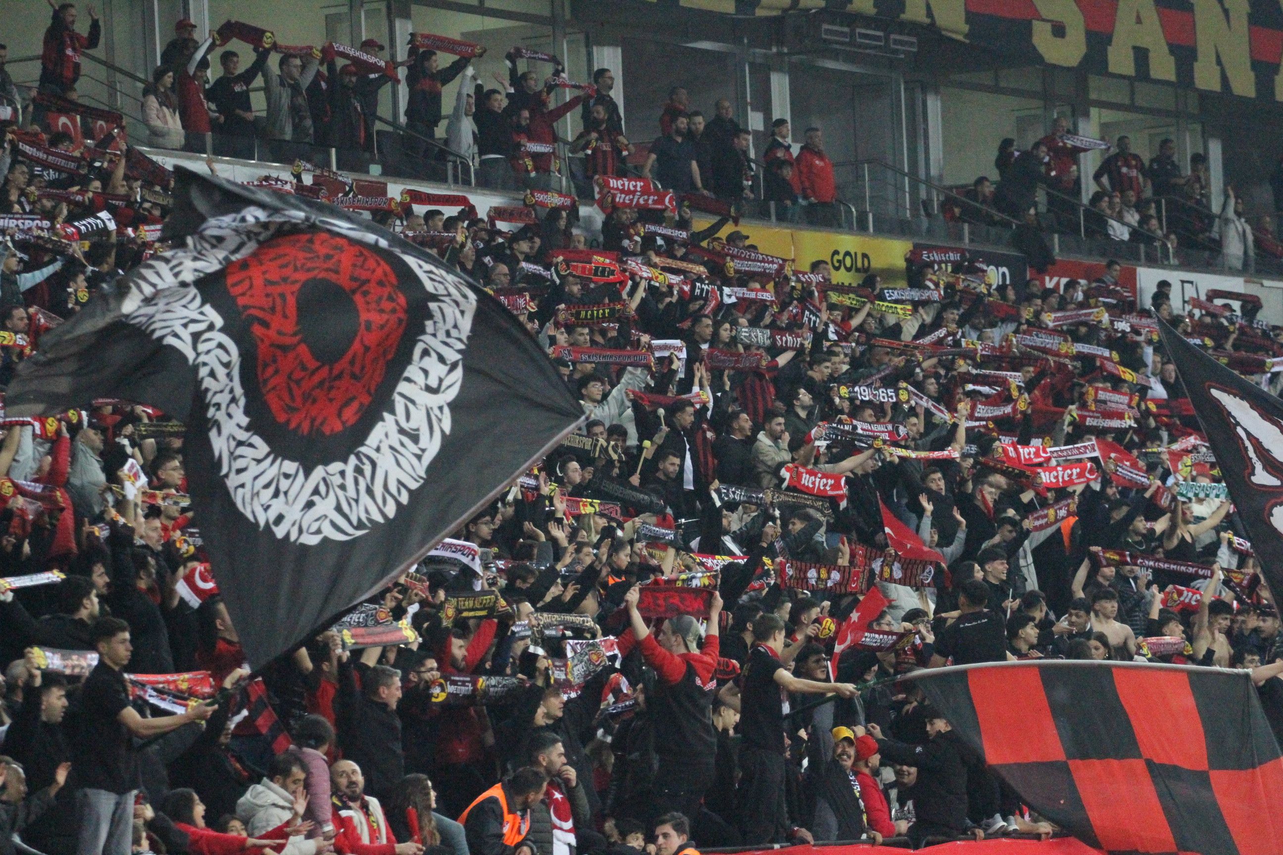 Tribünler Şapcı’yı Islıkladi