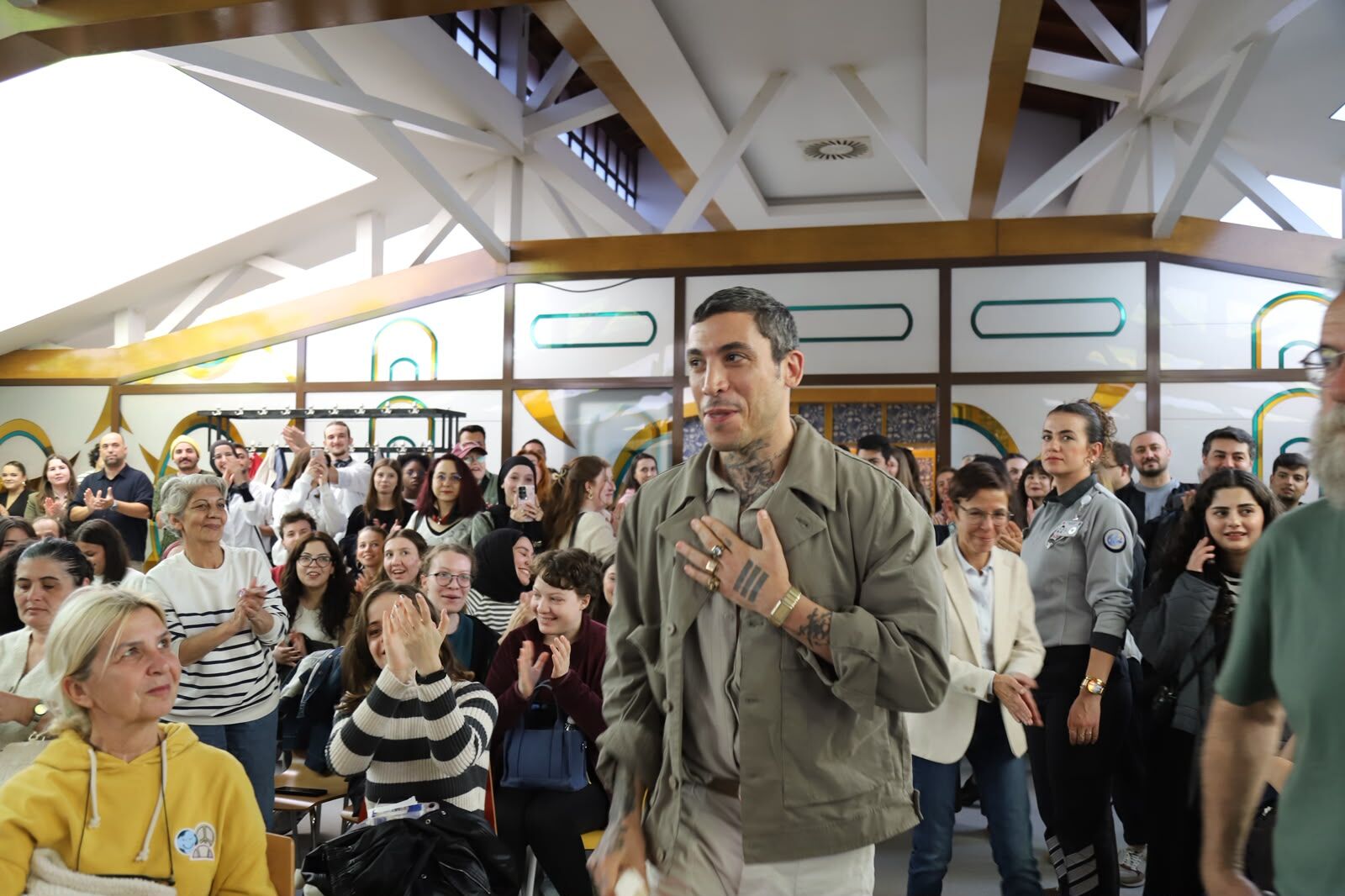 Uluslararasi Eski̇şehi̇r Yunus Emre Edebi̇yat Şenli̇ği̇’ne Yildiz Yağmuru (1)